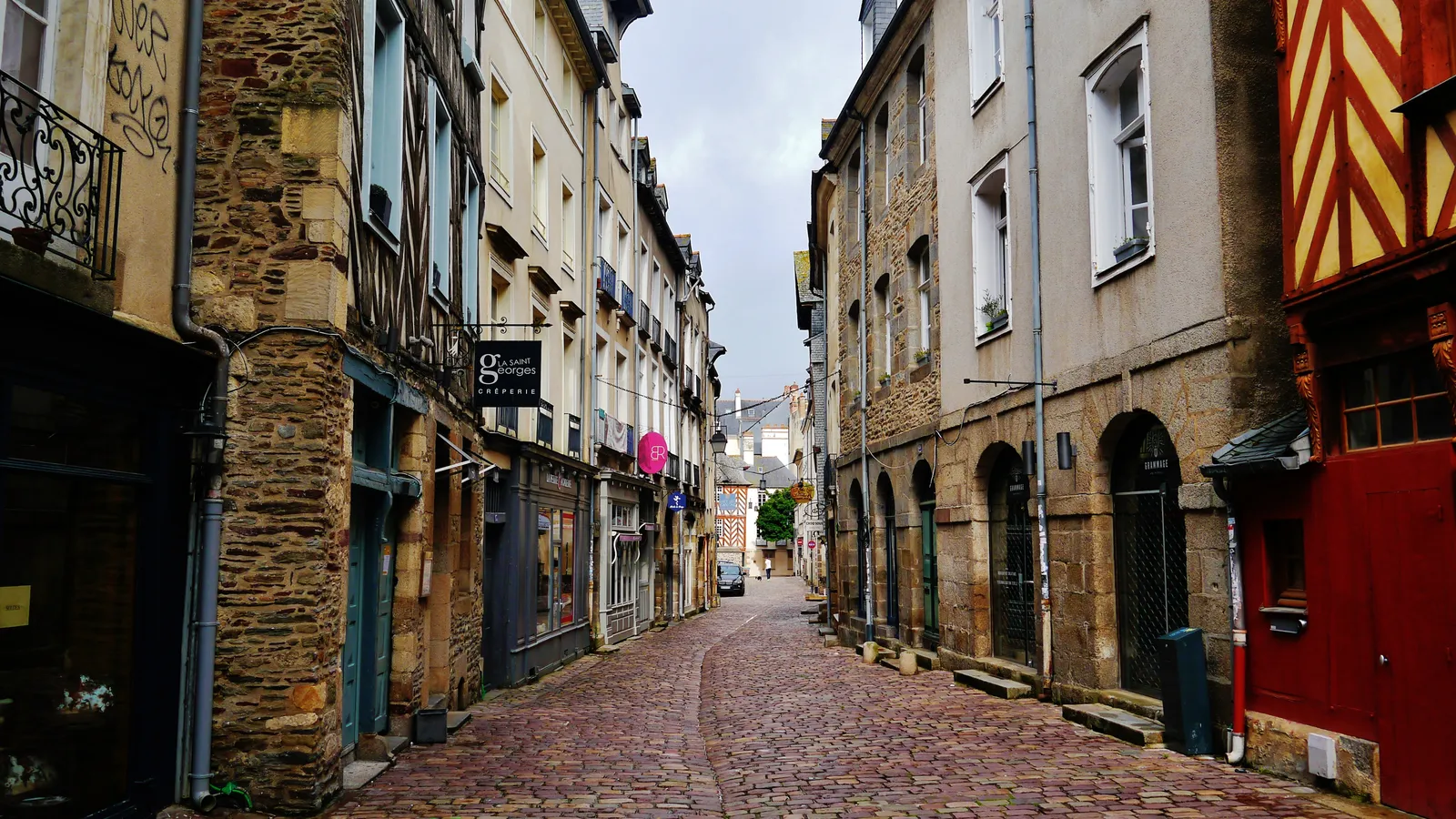Rue du centre ancien de Rennes bordée de maisons à pans de bois